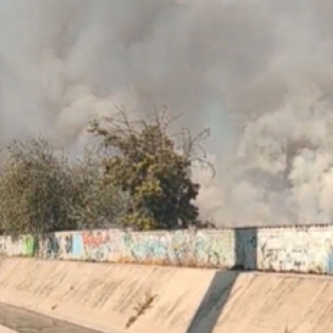 El incendio provocó una significativa columna de humo.