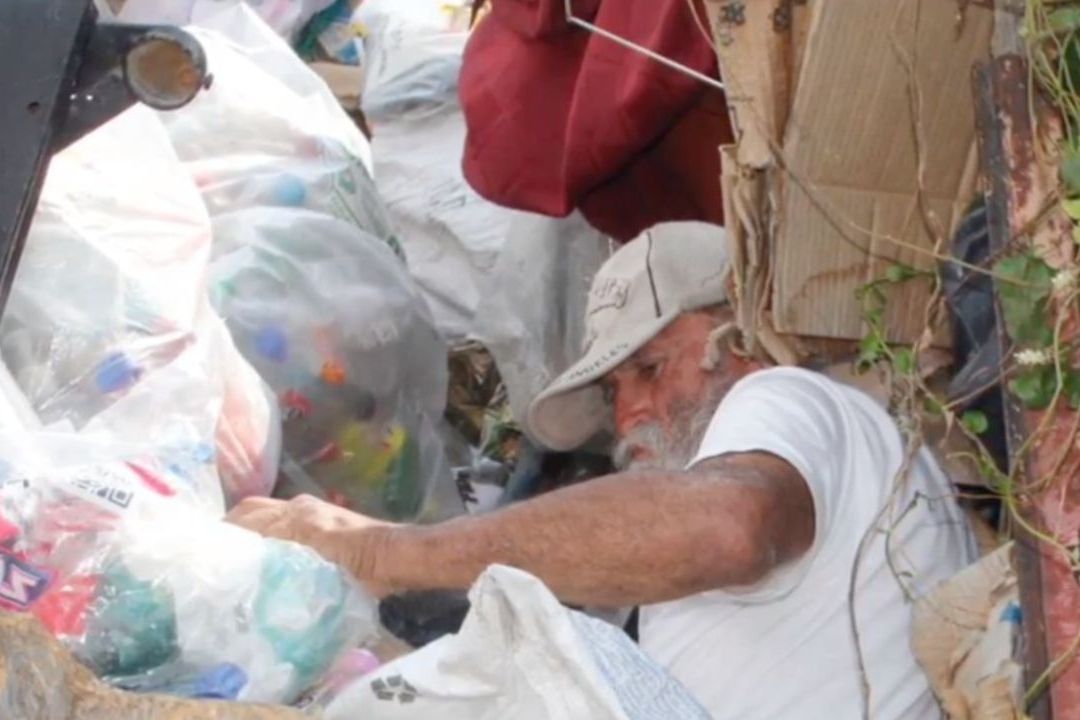 Rescatan a Exacadémico de la UNAM de entre 100 Toneladas de Basura