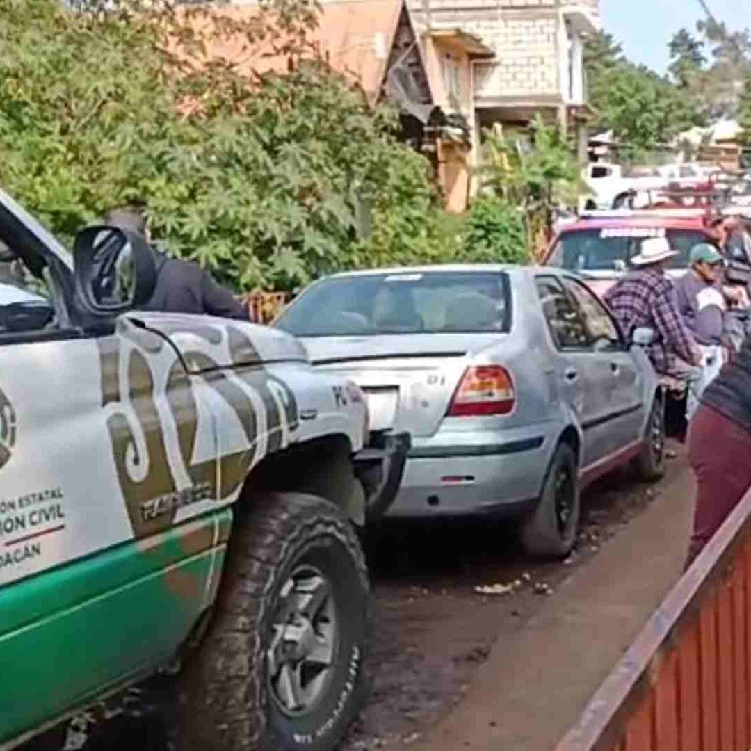 Buscan a un niño que cayó a una coladera tras ser arrastrado por la corriente en Michoacán