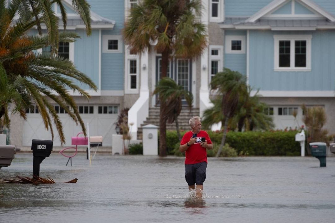 Las calles de Clearwater Beach se han inundado con la llegada del huracán Idalia