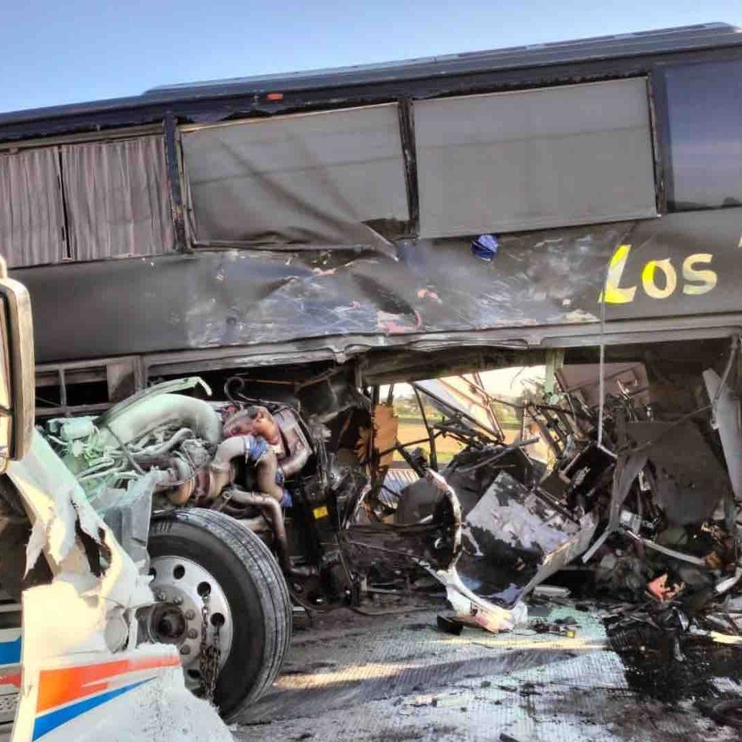 Dos Muertos Tras Aparatoso Accidente de Tráiler Contra Autobús del Grupo ‘Los Telez’
