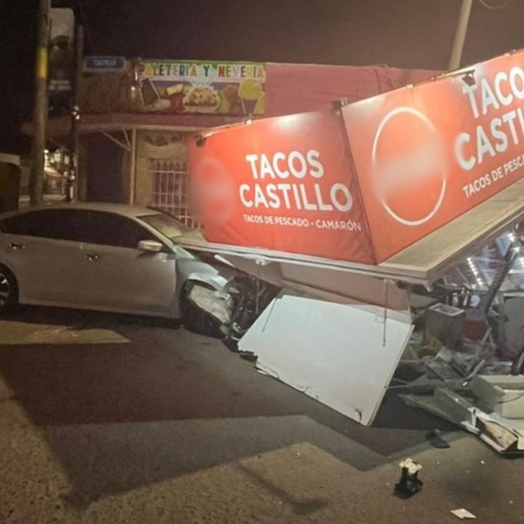 Vehículo Impacta Puesto de Tacos de Pescado en Centro de Ensenada