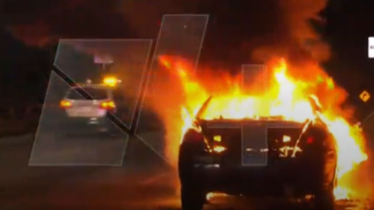 Debido a una falla en el motor, un vehículo particular se incendió en carriles laterales de Circuito Interior al cruce con la calle Andrés Molina Enríquez