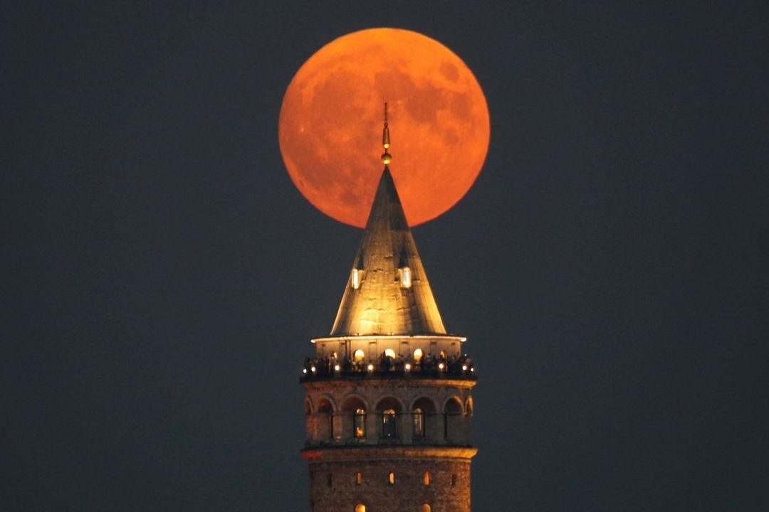 Súper Luna Azul Embellece el Cielo del Planeta