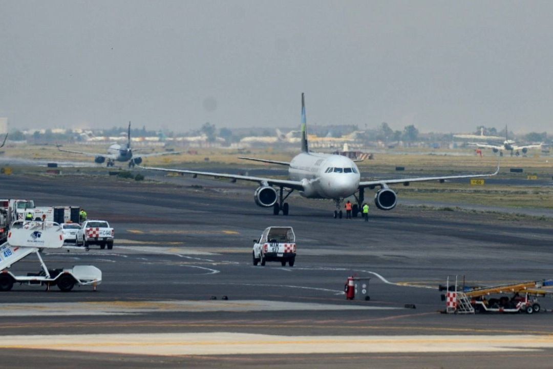La Agencia Federal de Aviación Civil (AFAC) determinó reducir a 43 los vuelos atendidos cada hora en el AICM