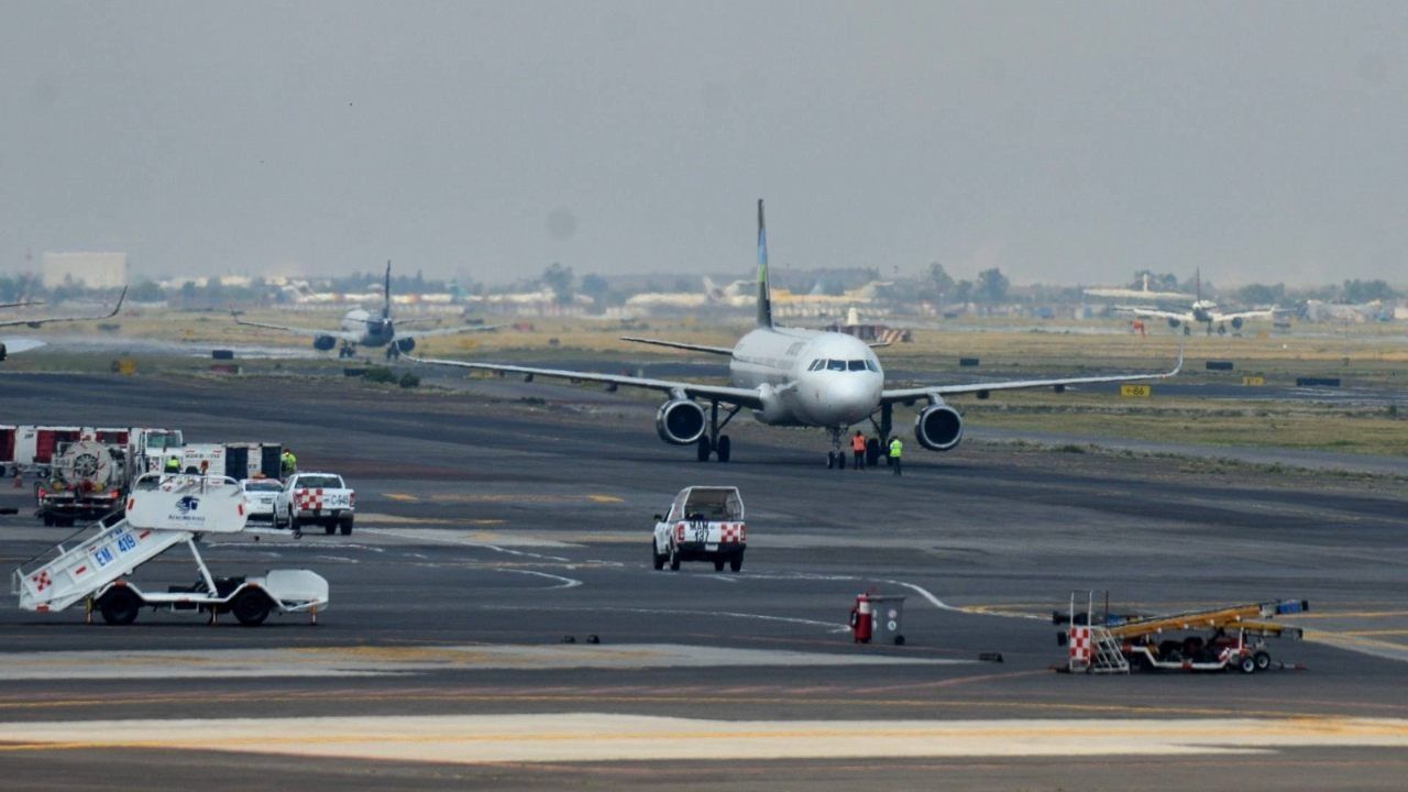 La Agencia Federal de Aviación Civil (AFAC) determinó reducir a 43 los vuelos atendidos cada hora en el AICM