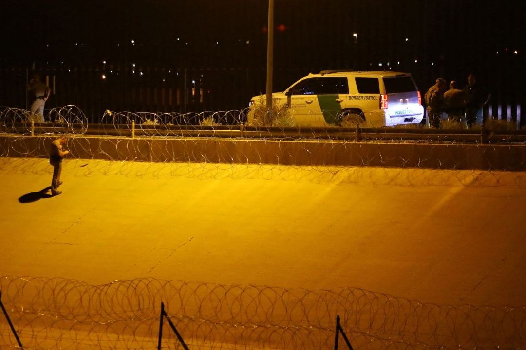 Autoridades fronterizas vigilan la zona donde se registró el disparo el 27 de agosto de 2023.
