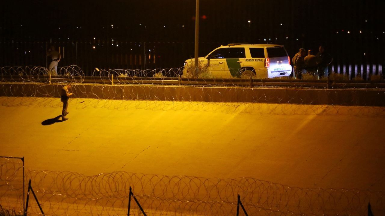 Autoridades fronterizas vigilan la zona donde se registró el disparo el 27 de agosto de 2023.
