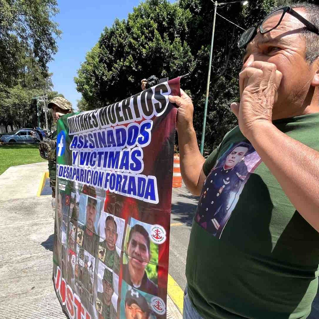 Familiares de militares y marinos denuncian abandono del Estado