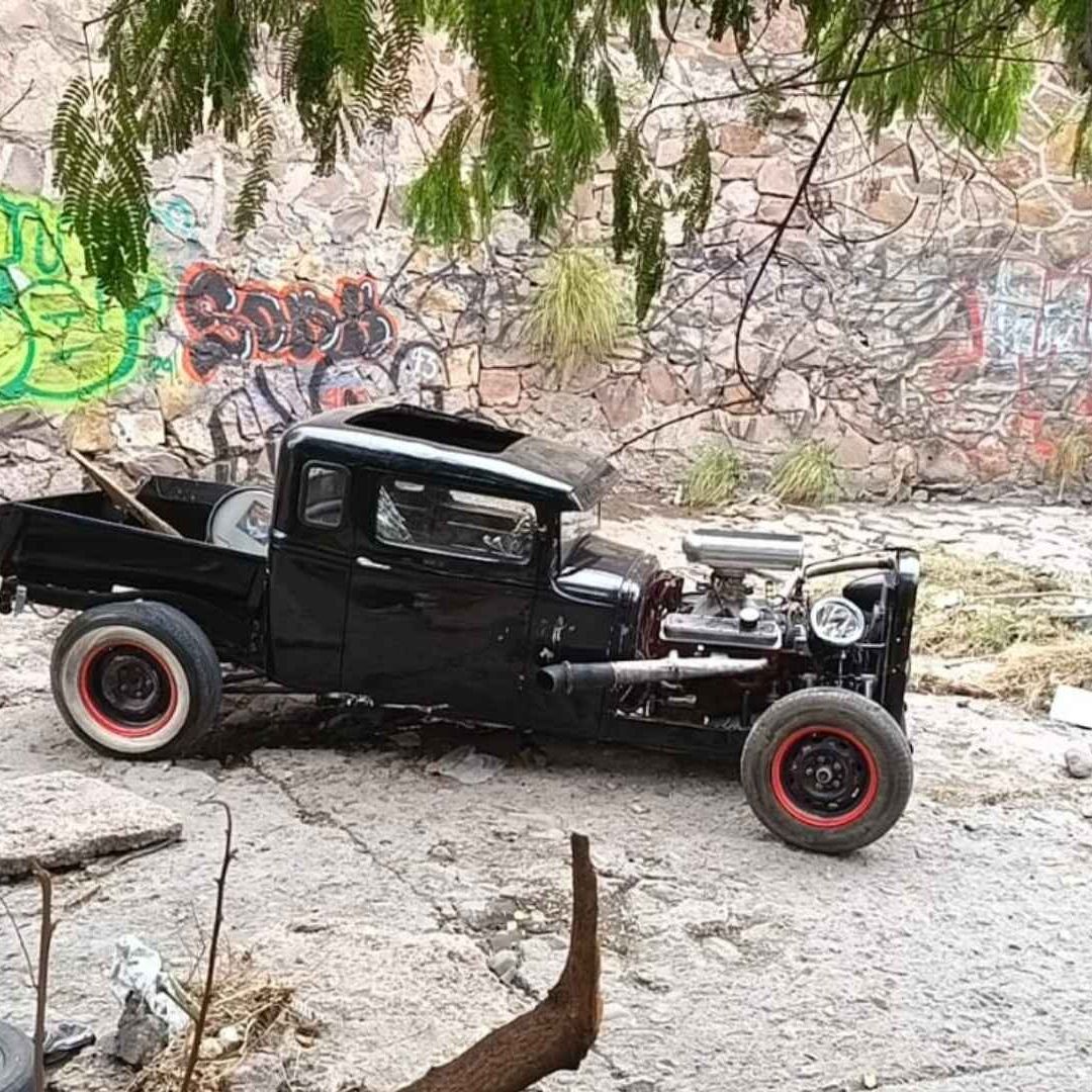 Vehículo Antiguo de Colección en el Canal de la Colonia Industrial de Chihuahua