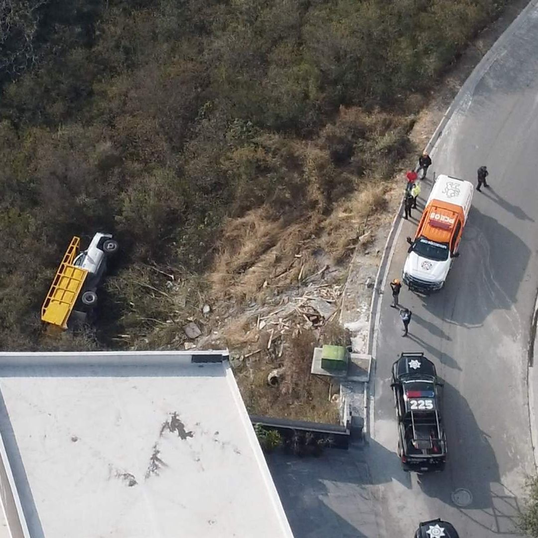 Camión cae a barranco en colonia Renacimiento