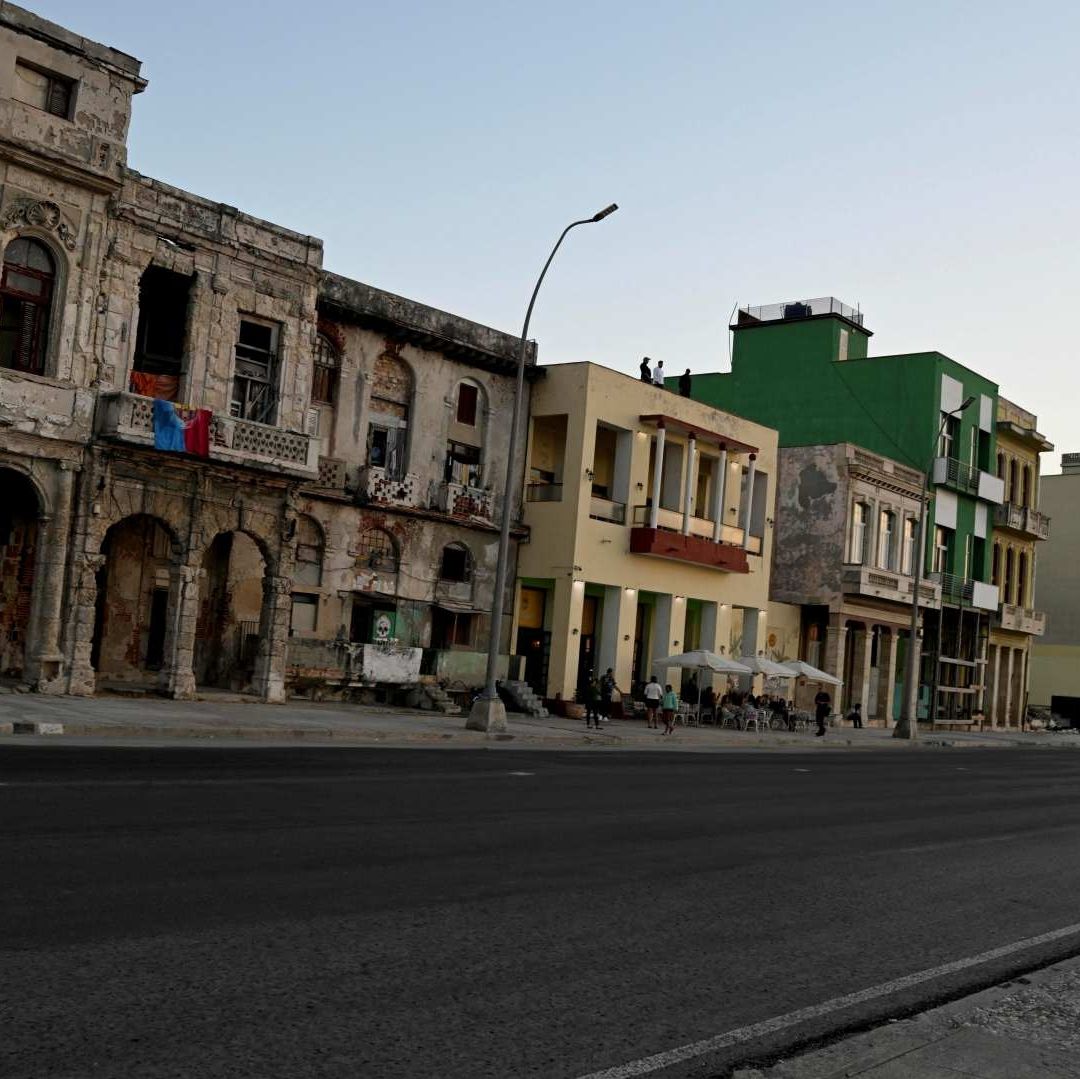 Turista toma fotografías en el Malecón, mientras EUA impide que los envíos de petróleo lleguen a la isla, en Cuba. Foto: Reuters