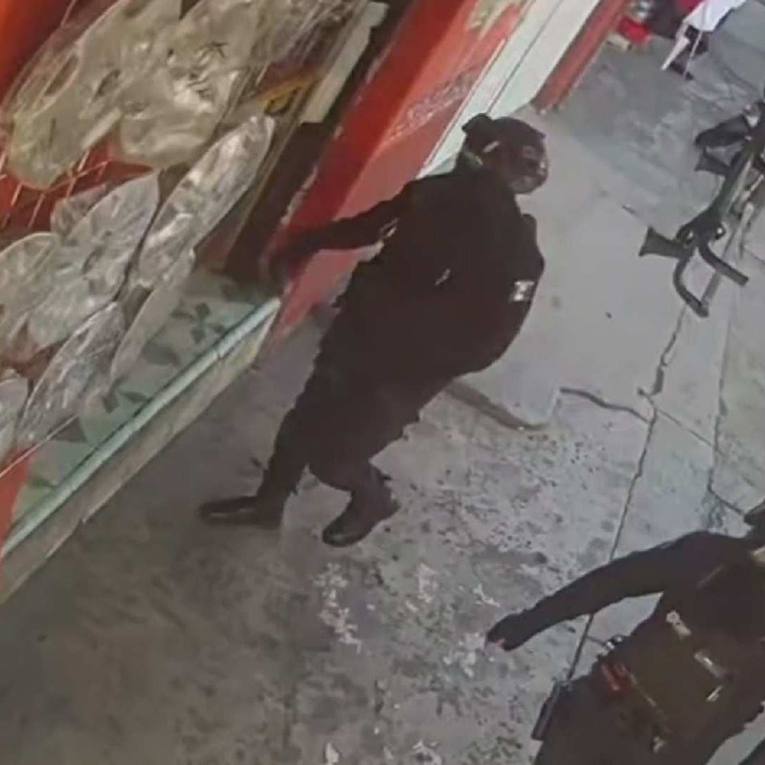 Captan Abuso de Policías de Neza en Negocio de Accesorios para Autos