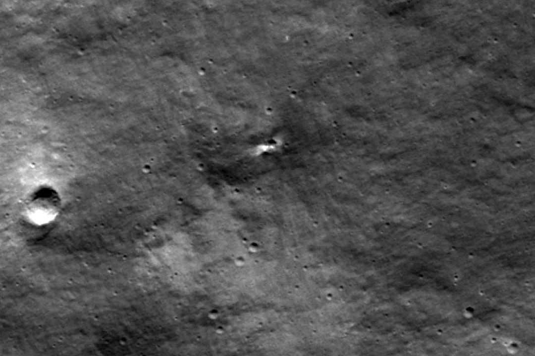 NASA publica fotos de nuevo cráter en la Luna tras fallida misión rusa