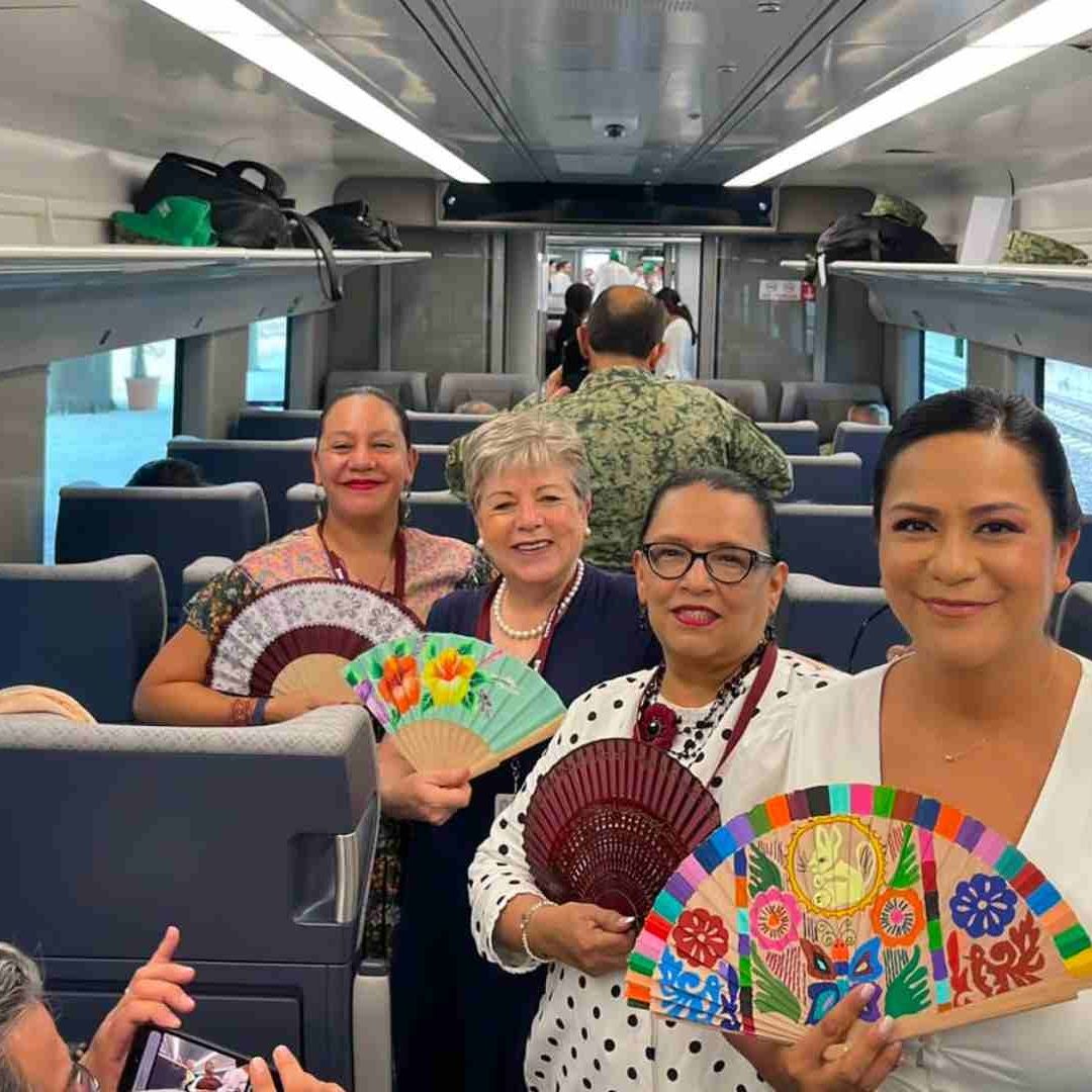 Funcionarias durante el recorrido en el Tren Maya