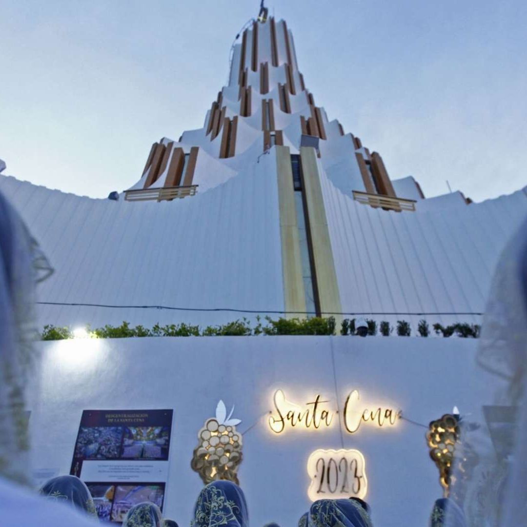 Feligreses llegan a la celebración de una festividad de La Luz del Mundo