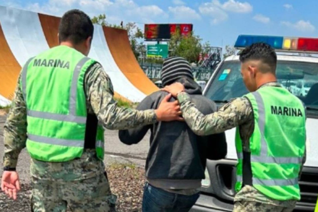 El menor de edad corrió hacia la parte inferior de un avión que estaba detenido