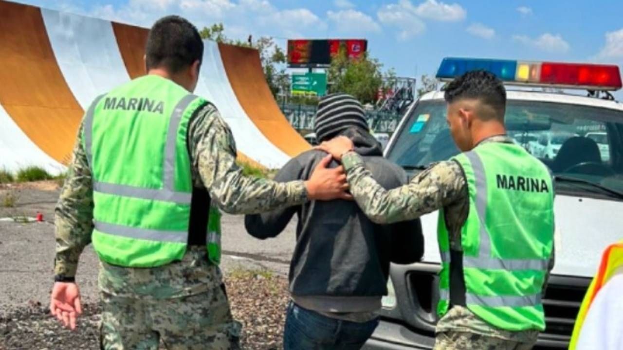 El menor de edad corrió hacia la parte inferior de un avión que estaba detenido