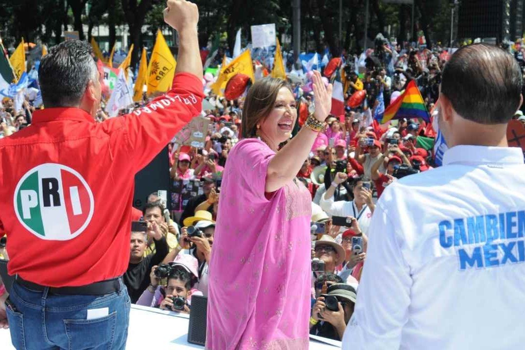 Xóchitl Gálvez recibe constancia del FAM