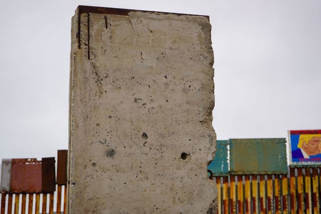 El poroso tramo de 3 toneladas de concreto yace entre una plaza de toros y el muro fronterizo.