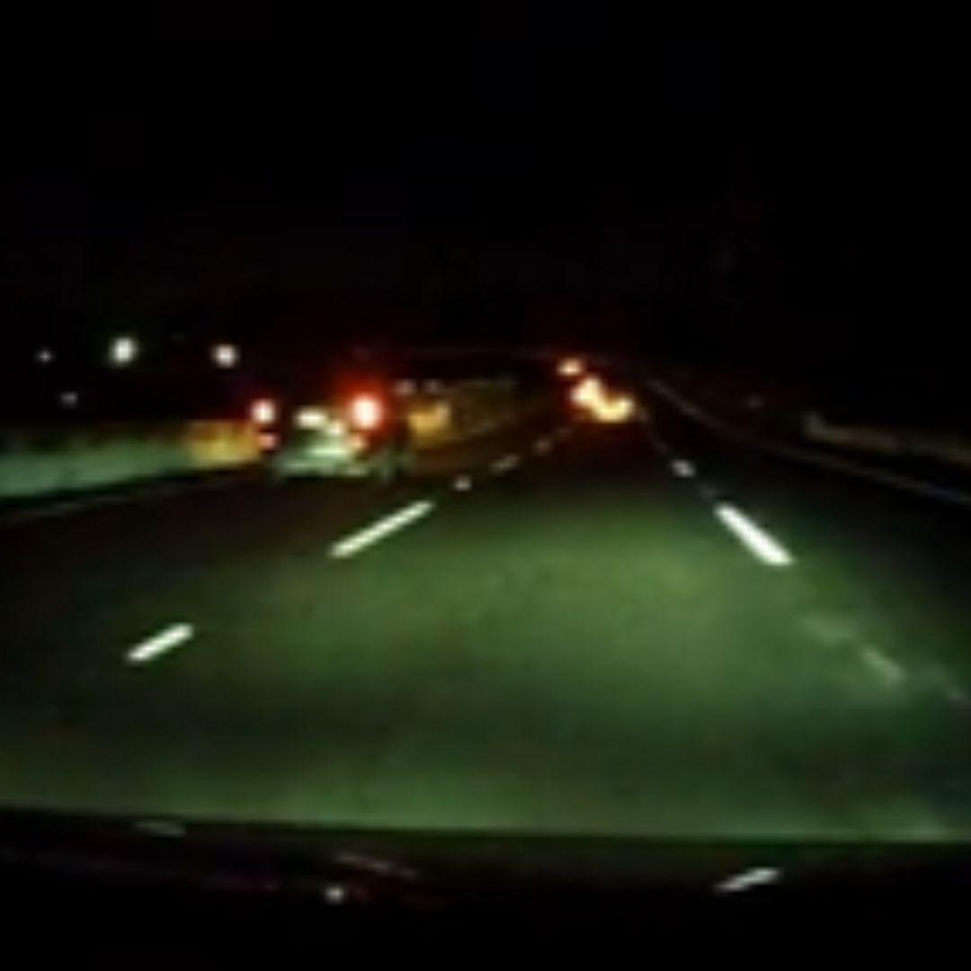 Una camioneta con códigos luminosos simulando ser Guardia Nacional le marcó el alto a un vehículo.