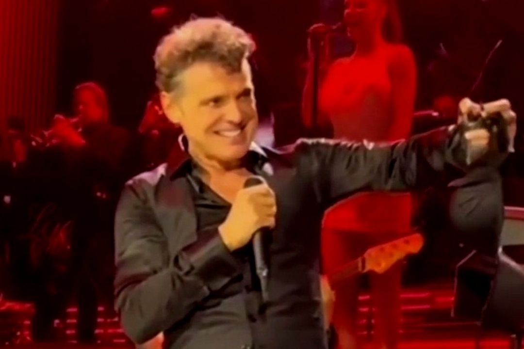 Luis Miguel recibió un brasier de una fan durante su último concierto en Chile y su reacción se hizo viral en redes sociales