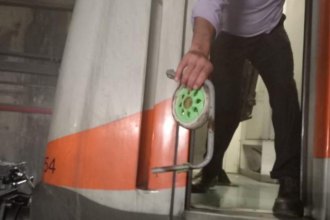 ¿Cómo Llegó un Carrito de Mandado a las Vías del Metro?