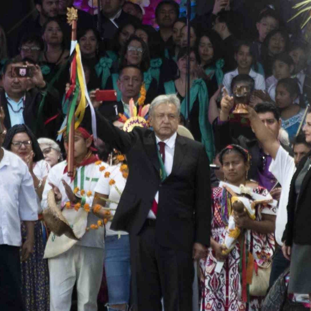 En diciembre de 2018, AMLO recibió el bastón de mando de los pueblos indígenas