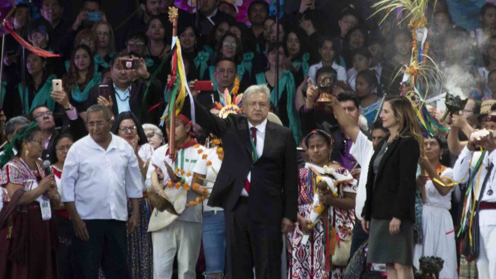 En diciembre de 2018, AMLO recibió el bastón de mando de los pueblos indígenas
