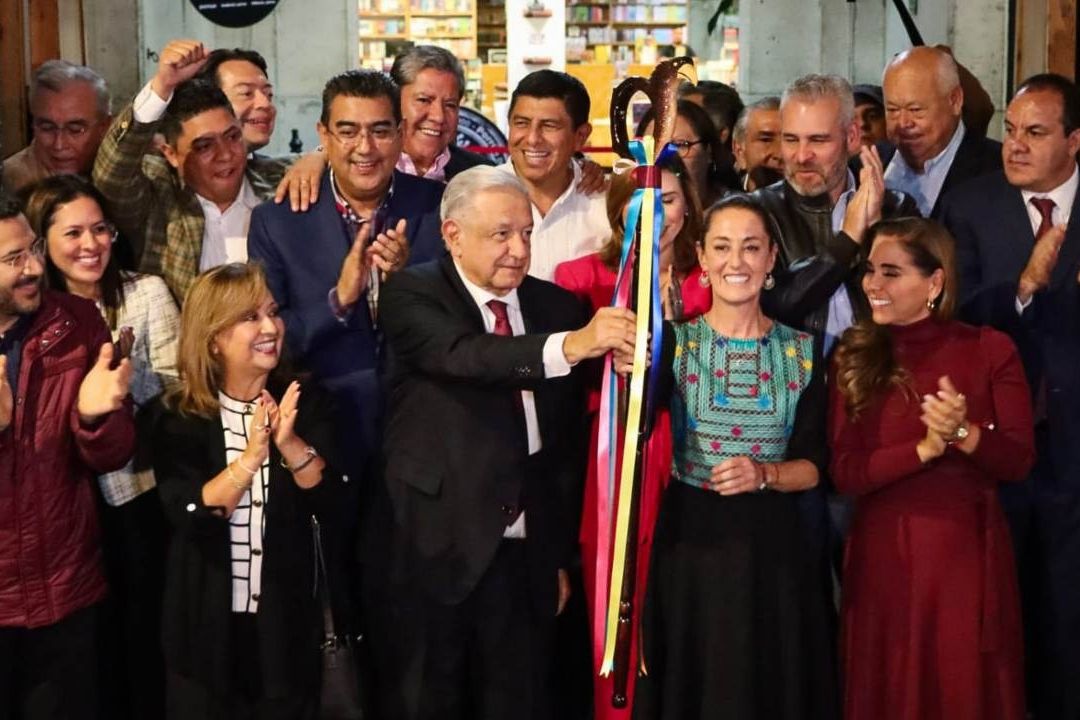 Claudia Sheinbaum y el presidente López Obrador en la entrega del bastón de mando