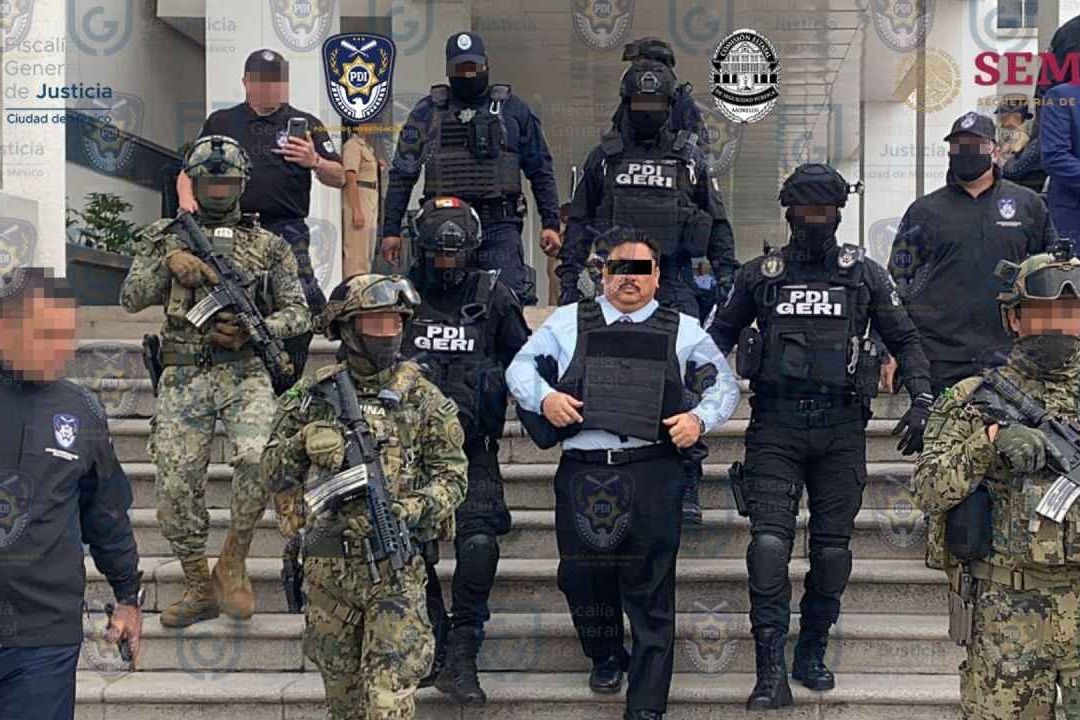 Uriel Carmona, fiscal de Morelos, junto a elementos policiacos y militares. Foto: Cuartoscuro