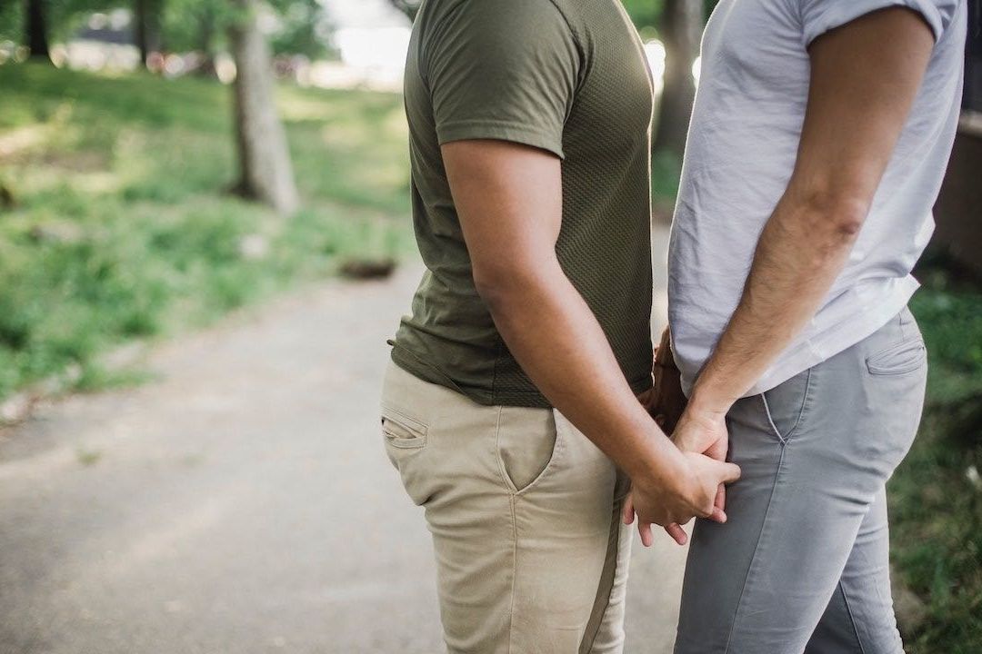 Piden a Hombre No Llevar a su Novio a Comida Familiar