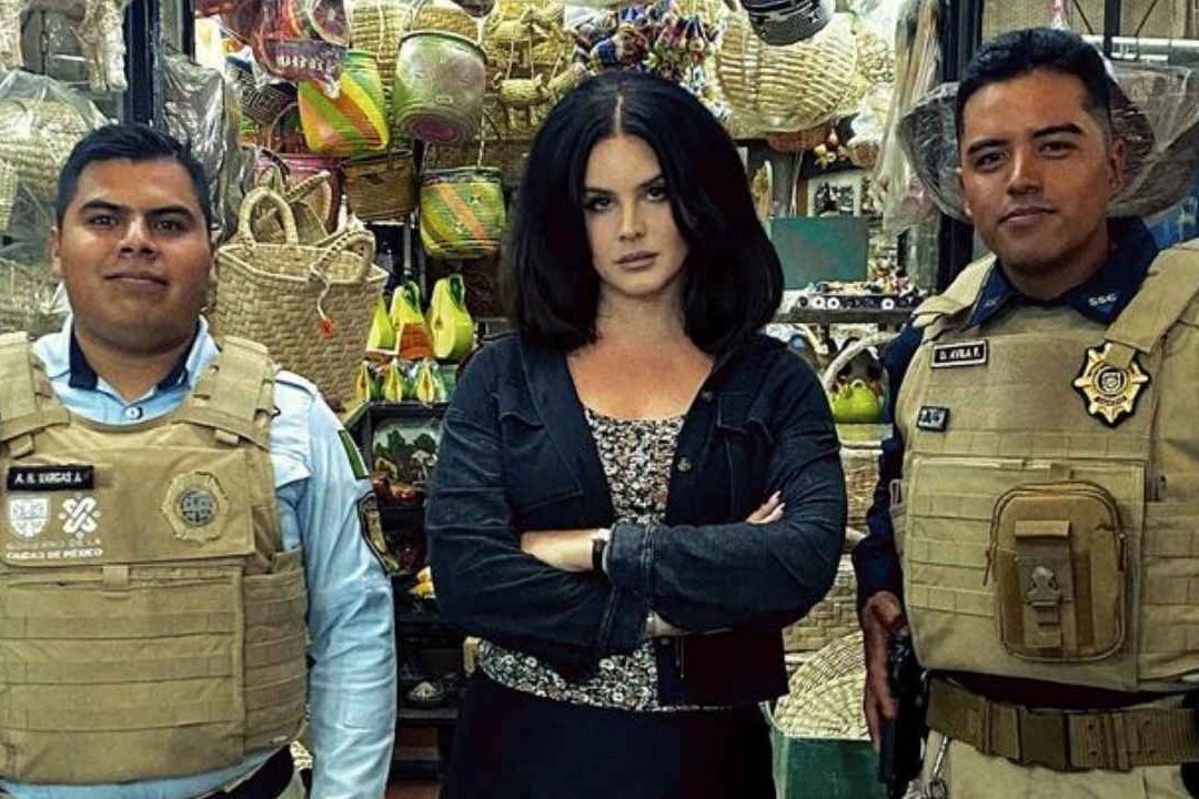 Lana del Rey comparte foto con policías en CDMX