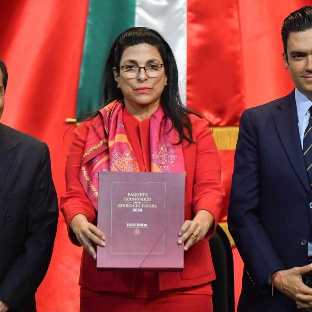 Rogelio Ramírez de la O (izq) entregó el Paquete Económico a la Cámara de Diputados