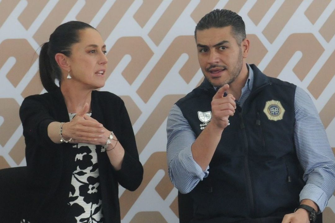Claudia Sheinbaum y Omar García Harfuch durante entrega de ambulancias en la GAM.