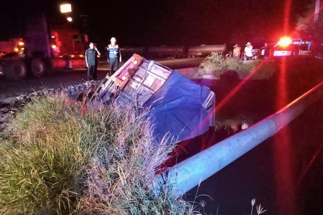 Un camión con fertilizantes cayó a un canal de agua el 7 de septiembre.