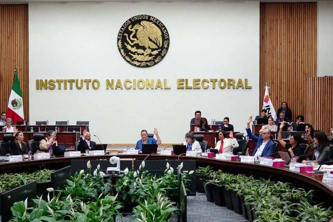 Consejero del INE se enfrentan por desacuerdos en comisiones