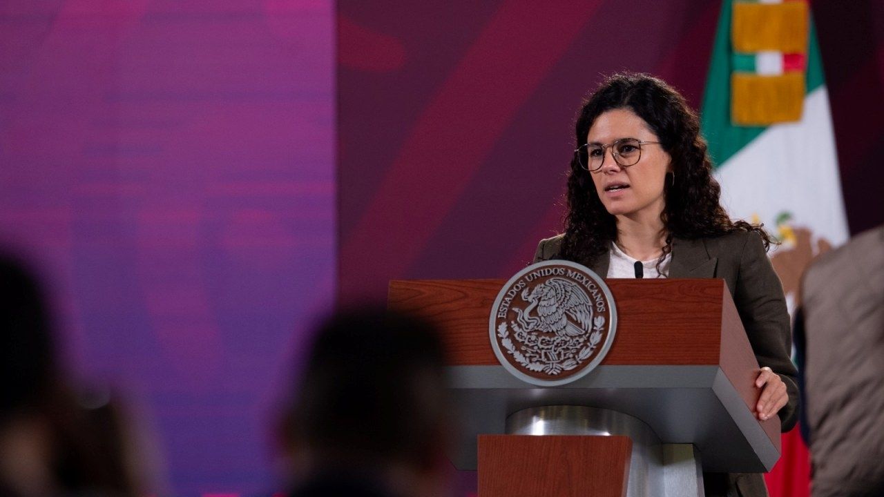 Luisa María Alcalde presenta conferencia de prensa en representación de AMLO