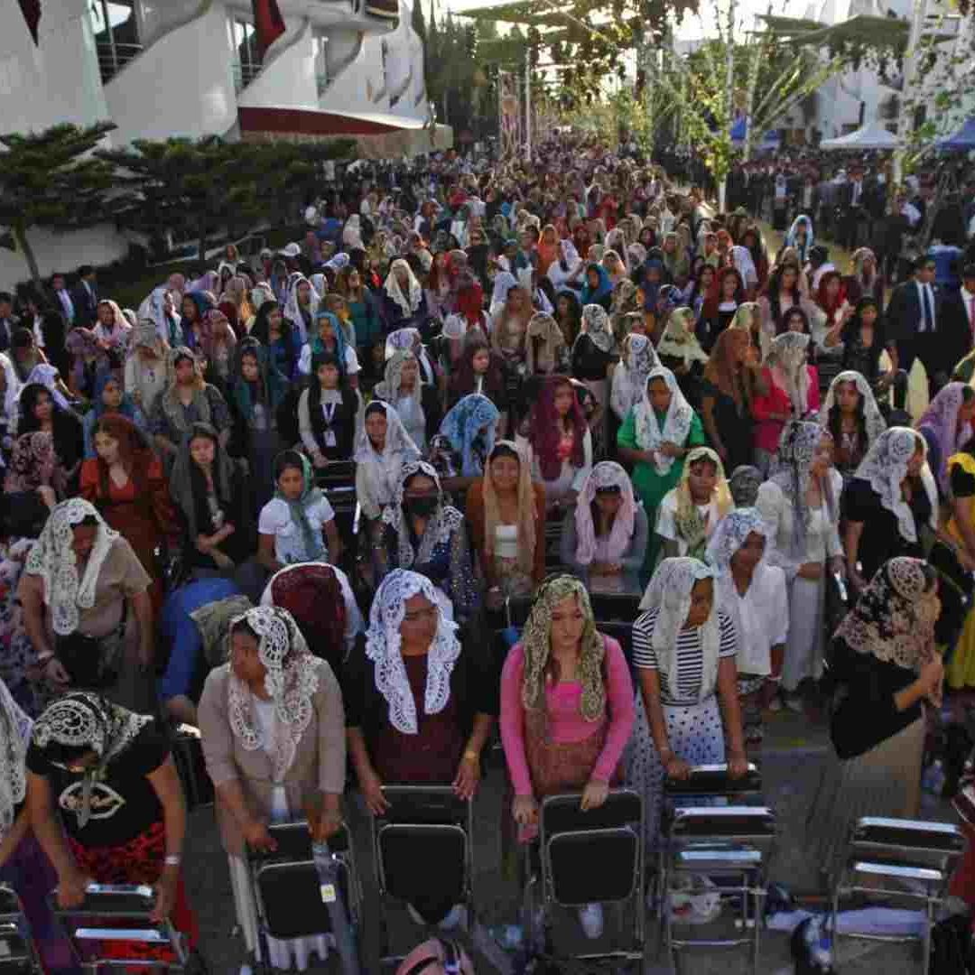 Fieles de la iglesia La Luz del Mundo, en Guadalajara, Jalisco