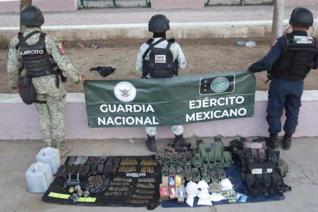 Autoridades muestran el arsenal decomisado.