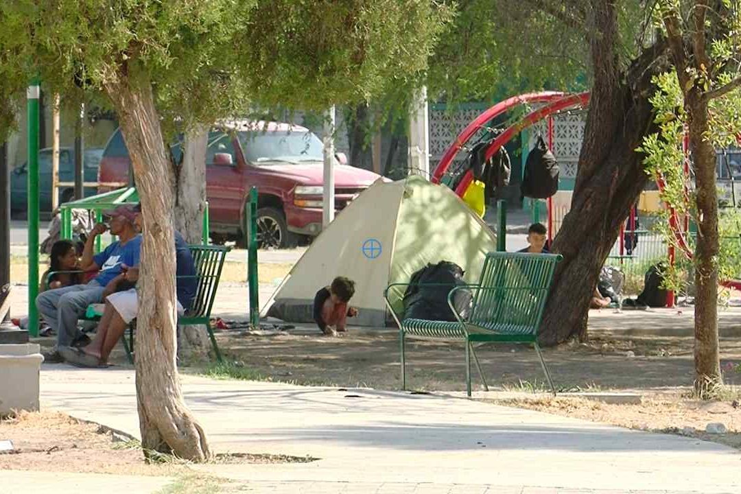 Decenas de migrantes han tomado de dormitorio algunos parques y plazas públicas de Monterrey