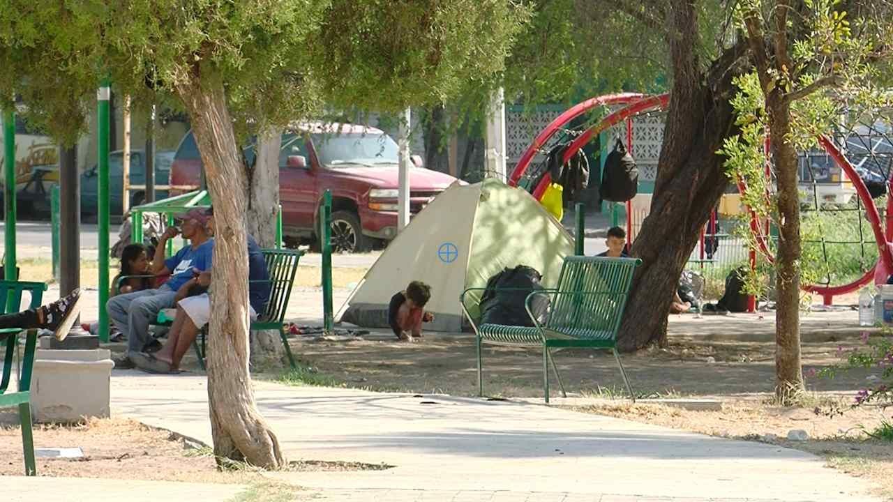 Decenas de migrantes han tomado de dormitorio algunos parques y plazas públicas de Monterrey