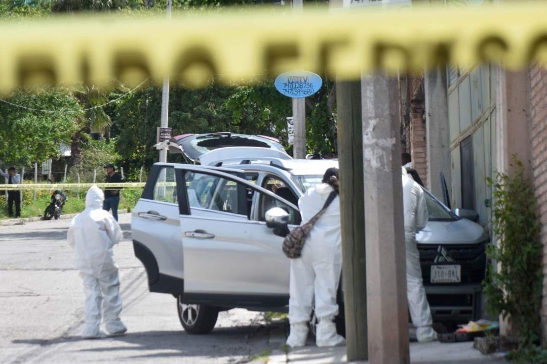 Autoridades revisan el auto de Fernando García, asesinado el 12 de septiembre de 2023.