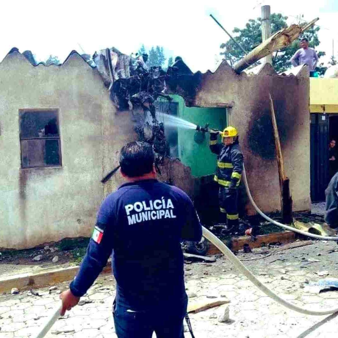 Avioneta se Estella contra Vivienda en Puebla; Hay 3 Muertos