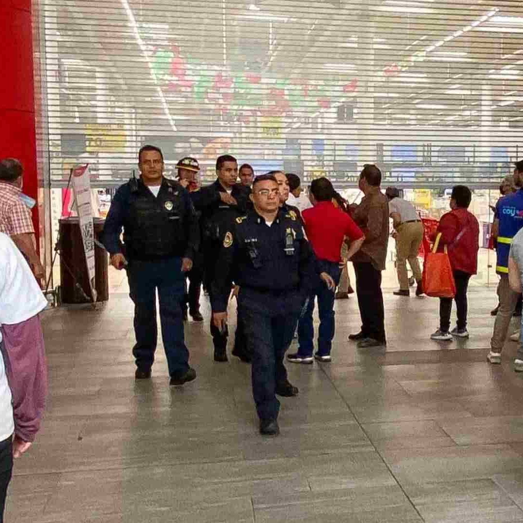 Elementos de la policía llegaron al centro comercial al sur de la CDMX.
