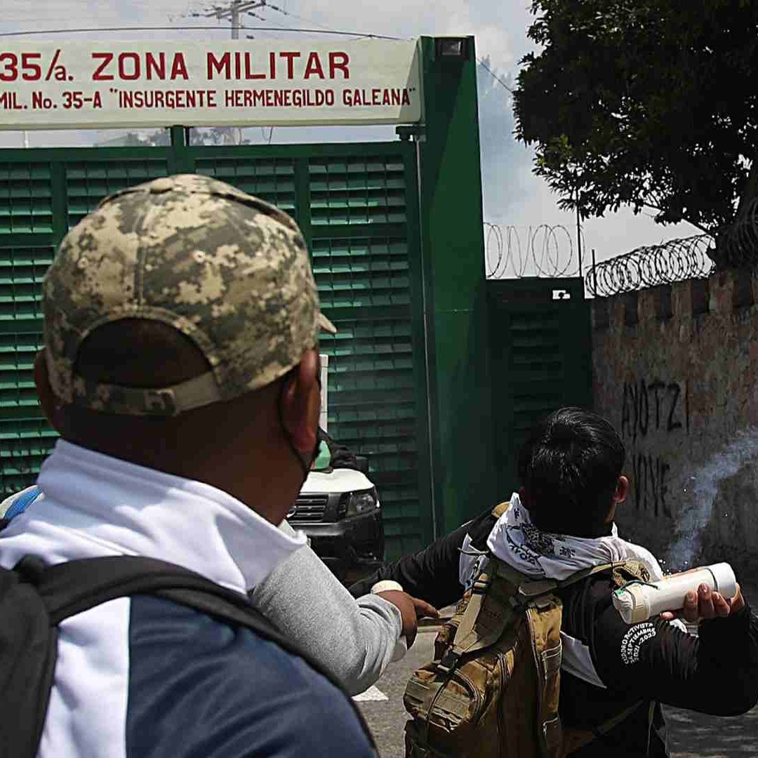 Protesta de normalistas en batallón del Ejército en Chilpancingo