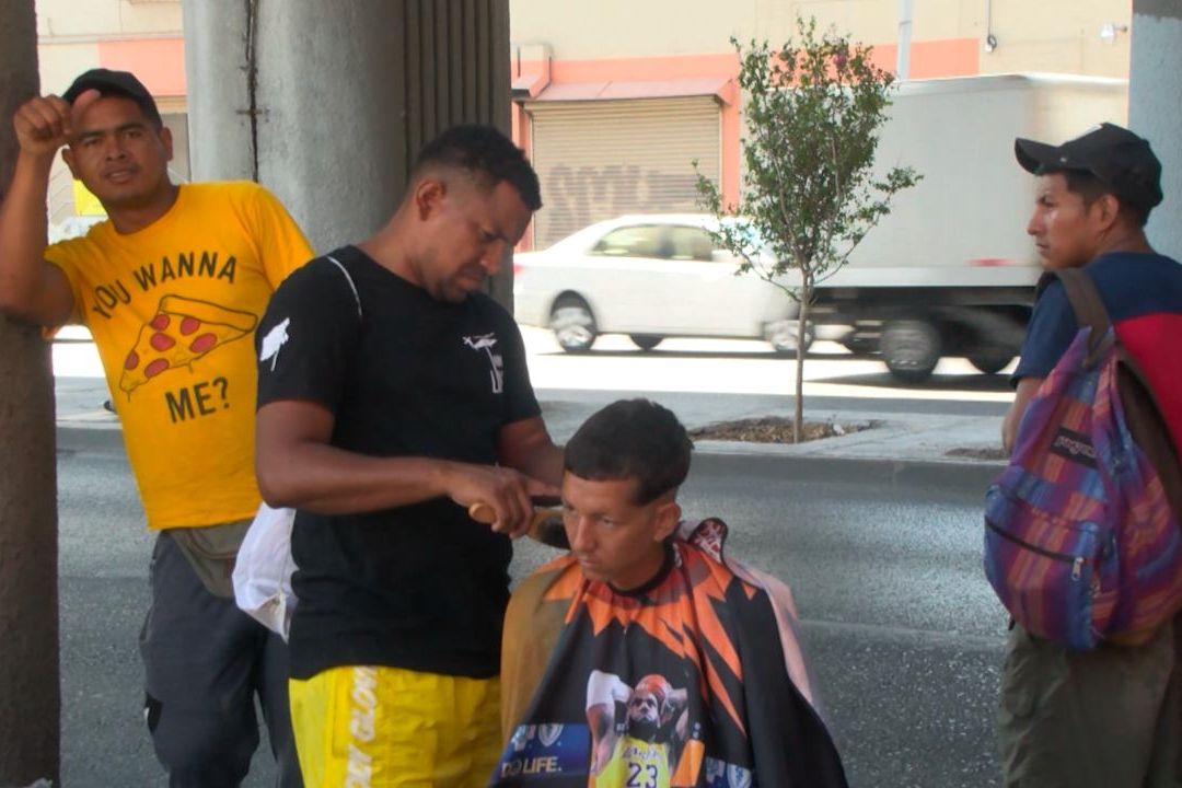 Venezolanos instalan barbería en calles de Monterrey para poder sacar dinero