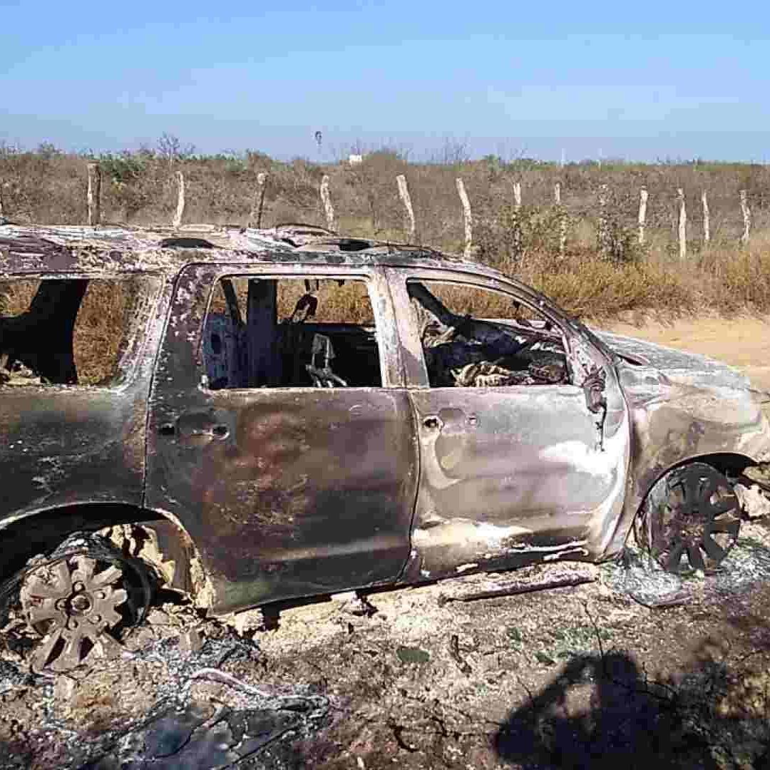 Uno de los vehículos calcinados en el poblado de Santa Anita del municipio de Camargo.