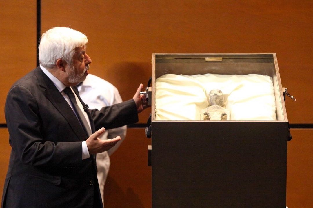 Jaime Maussan junto a restos de un presunto extraterrestre.