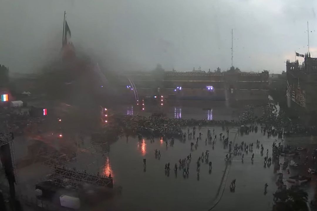 Fuerte lluvia caen en el Zócalo de la Ciudad de México, antes de los festejos del Grito de Independencia